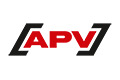 Logo mit den roten Buchstaben APV, eingerahmt von zwei schwarzen eckigen Klammern auf weißem Hintergrund.