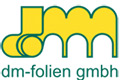 Logo mit gelben Formen, die ein dm bilden, über dem grünen Text dm-folien gmbh auf weißem Hintergrund.
