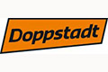 Doppstadt-Logo mit schwarzem Text auf einem orangefarbenen, schrägen, rechteckigen Hintergrund.