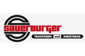 Sauerburger-Logo mit fetter schwarz-roter Schrift und kreisförmigem Design, darunter "Traktoren und Gerätebau".