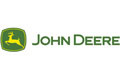 John Deere-Logo mit einem gelben Hirsch, der in einem grünen Schild springt, daneben John Deere in grüner Schrift.