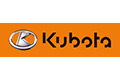 Kubota-Logo mit silbernem Emblem und schwarzem Text auf orangefarbenem Hintergrund.