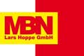 Rotes und gelbes Logo mit Text MBN Lars Hoppe GmbH auf geteiltem roten und gelben Hintergrund.