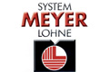 System Meyer Lohne Logo mit fettem roten und schwarzen Text über einem kreisförmigen roten und weißen geometrischen Design.