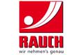 Rot-weißes Rauch-Logo mit einem Swoosh und einem Punkt, darunter der Slogan Wir nehmens genau.