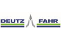 Deutz-Fahr-Logo mit blauem Text, grünen Linien und einem silbernen abstrakten Symbol in der Mitte.