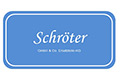 Blaues rechteckiges Schild mit weißem Rand und dem Text Schröter und GmbH & Co. Fleischerei KG in weiß.