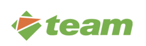 Grünes geometrisches Logo mit einem orangefarbenen Segment neben dem Wort Team in fetter grüner Schrift auf weißem Hintergrund.