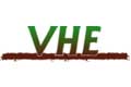 Grüne Buchstaben VHE über einer braunen horizontalen Linie, die an Erde erinnert, auf weißem Hintergrund.